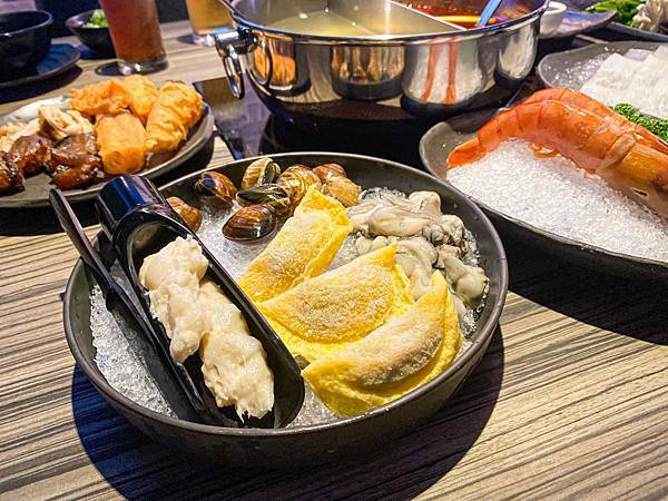 (台北劍南路站)狂野麻神麻辣火鍋吃到飽 大直美麗華美食推薦 肉質品質超讚!麻辣湯頭可以直接喝超順口 必吃果凍鴨血 牛排油雞等熟食