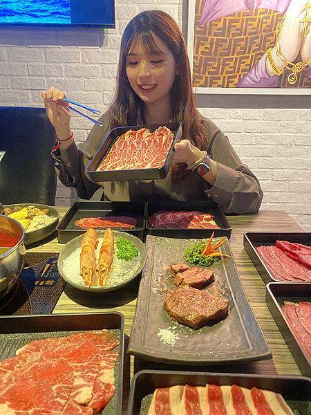 (台北劍南路站)狂野麻神麻辣火鍋吃到飽 大直美麗華美食推薦 肉質品質超讚!麻辣湯頭可以直接喝超順口 必吃果凍鴨血 牛排油雞等熟食