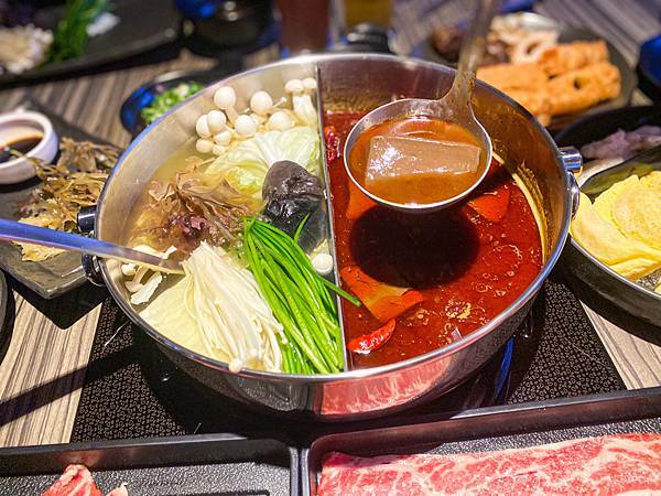 (台北劍南路站)狂野麻神麻辣火鍋吃到飽 大直美麗華美食推薦 肉質品質超讚!麻辣湯頭可以直接喝超順口 必吃果凍鴨血 牛排油雞等熟食