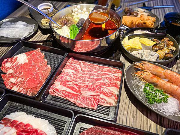 (台北劍南路站)狂野麻神麻辣火鍋吃到飽 大直美麗華美食推薦 肉質品質超讚!麻辣湯頭可以直接喝超順口 必吃果凍鴨血 牛排油雞等熟食