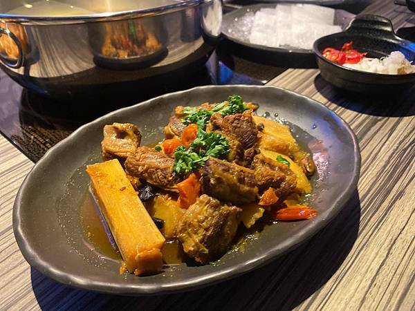 (台北劍南路站)狂野麻神麻辣火鍋吃到飽 大直美麗華美食推薦 肉質品質超讚!麻辣湯頭可以直接喝超順口 必吃果凍鴨血 牛排油雞等熟食