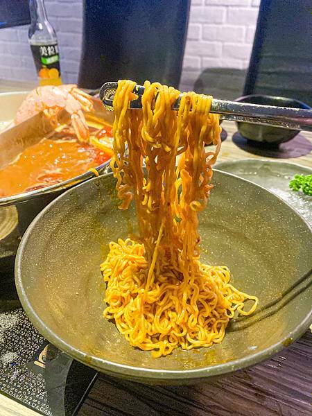 (台北劍南路站)狂野麻神麻辣火鍋吃到飽 大直美麗華美食推薦 肉質品質超讚!麻辣湯頭可以直接喝超順口 必吃果凍鴨血 牛排油雞等熟食