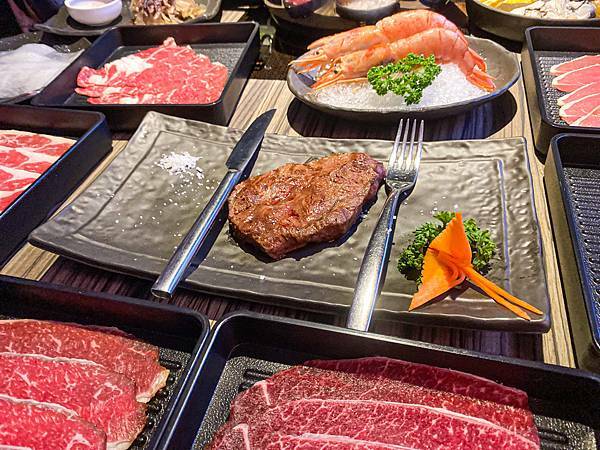 (台北劍南路站)狂野麻神麻辣火鍋吃到飽 大直美麗華美食推薦 肉質品質超讚!麻辣湯頭可以直接喝超順口 必吃果凍鴨血 牛排油雞等熟食