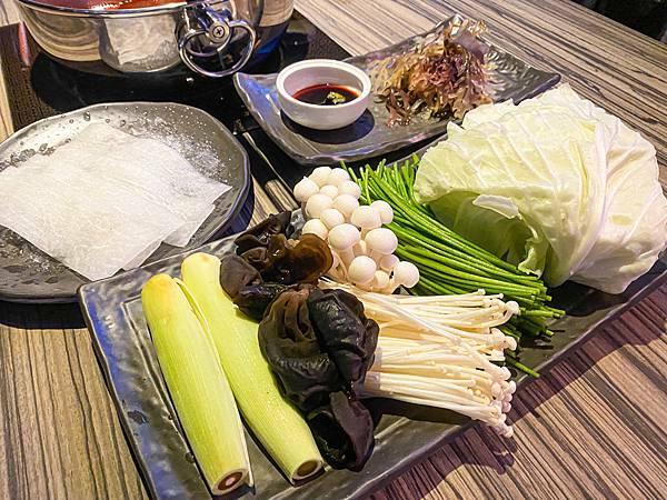 (台北劍南路站)狂野麻神麻辣火鍋吃到飽 大直美麗華美食推薦 肉質品質超讚!麻辣湯頭可以直接喝超順口 必吃果凍鴨血 牛排油雞等熟食