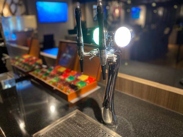 (台北劍南路站)狂野麻神麻辣火鍋吃到飽 大直美麗華美食推薦 肉質品質超讚!麻辣湯頭可以直接喝超順口 必吃果凍鴨血 牛排油雞等熟食