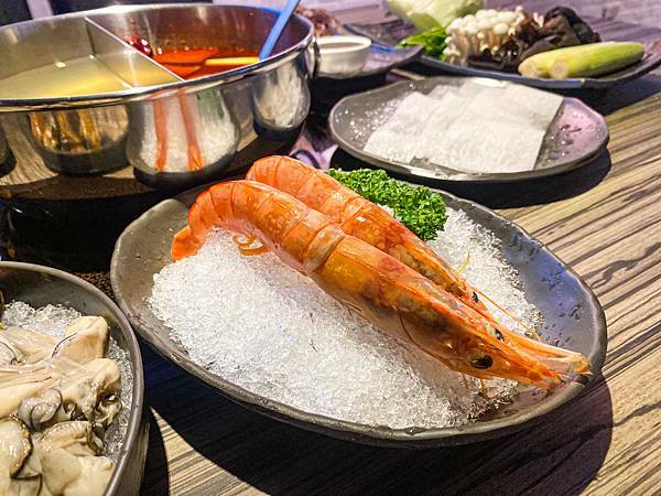 (台北劍南路站)狂野麻神麻辣火鍋吃到飽 大直美麗華美食推薦 肉質品質超讚!麻辣湯頭可以直接喝超順口 必吃果凍鴨血 牛排油雞等熟食