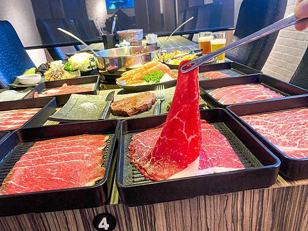 (台北劍南路站)狂野麻神麻辣火鍋吃到飽 大直美麗華美食推薦 肉質品質超讚!麻辣湯頭可以直接喝超順口 必吃果凍鴨血 牛排油雞等熟食