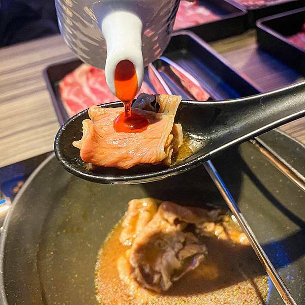 (台北劍南路站)狂野麻神麻辣火鍋吃到飽 大直美麗華美食推薦 肉質品質超讚!麻辣湯頭可以直接喝超順口 必吃果凍鴨血 牛排油雞等熟食