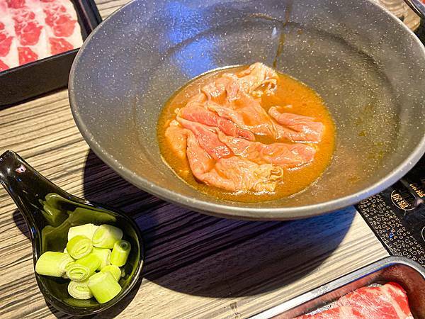 (台北劍南路站)狂野麻神麻辣火鍋吃到飽 大直美麗華美食推薦 肉質品質超讚!麻辣湯頭可以直接喝超順口 必吃果凍鴨血 牛排油雞等熟食