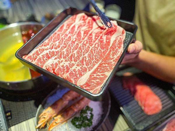 (台北劍南路站)狂野麻神麻辣火鍋吃到飽 大直美麗華美食推薦 肉質品質超讚!麻辣湯頭可以直接喝超順口 必吃果凍鴨血 牛排油雞等熟食