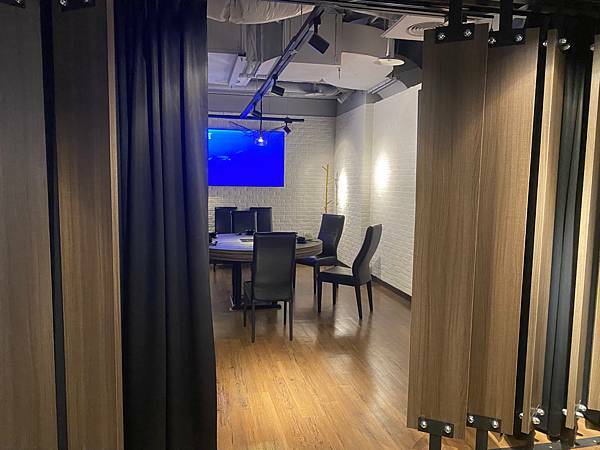 (台北劍南路站)狂野麻神麻辣火鍋吃到飽 大直美麗華美食推薦 肉質品質超讚!麻辣湯頭可以直接喝超順口 必吃果凍鴨血 牛排油雞等熟食