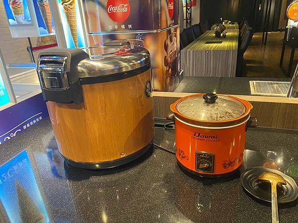 (台北劍南路站)狂野麻神麻辣火鍋吃到飽 大直美麗華美食推薦 肉質品質超讚!麻辣湯頭可以直接喝超順口 必吃果凍鴨血 牛排油雞等熟食