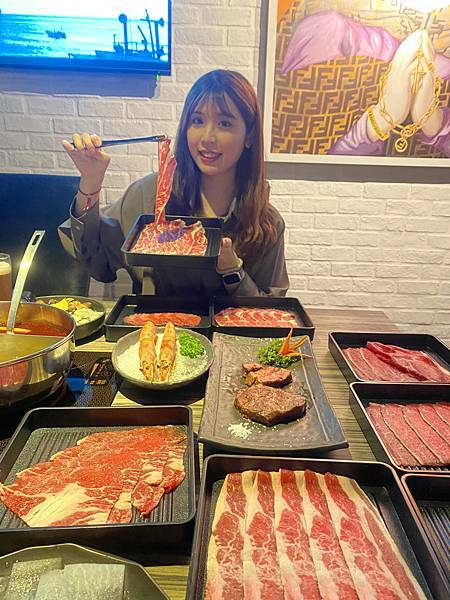 (台北劍南路站)狂野麻神麻辣火鍋吃到飽 大直美麗華美食推薦 肉質品質超讚!麻辣湯頭可以直接喝超順口 必吃果凍鴨血 牛排油雞等熟食