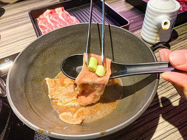 (台北劍南路站)狂野麻神麻辣火鍋吃到飽 大直美麗華美食推薦 肉質品質超讚!麻辣湯頭可以直接喝超順口 必吃果凍鴨血 牛排油雞等熟食