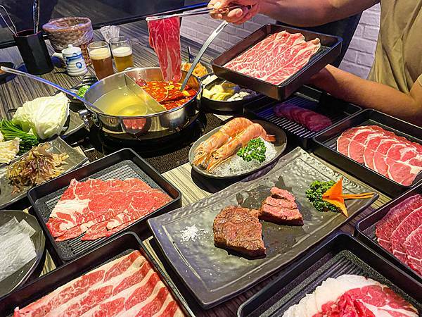 (台北劍南路站)狂野麻神麻辣火鍋吃到飽 大直美麗華美食推薦 肉質品質超讚!麻辣湯頭可以直接喝超順口 必吃果凍鴨血 牛排油雞等熟食