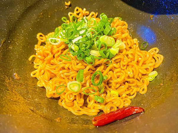 (台北劍南路站)狂野麻神麻辣火鍋吃到飽 大直美麗華美食推薦 肉質品質超讚!麻辣湯頭可以直接喝超順口 必吃果凍鴨血 牛排油雞等熟食