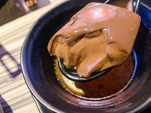 (台北劍南路站)狂野麻神麻辣火鍋吃到飽 大直美麗華美食推薦 肉質品質超讚!麻辣湯頭可以直接喝超順口 必吃果凍鴨血 牛排油雞等熟食