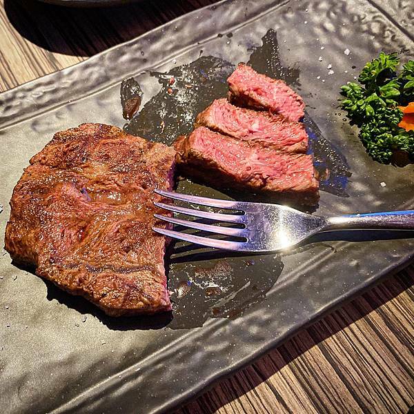 (台北劍南路站)狂野麻神麻辣火鍋吃到飽 大直美麗華美食推薦 肉質品質超讚!麻辣湯頭可以直接喝超順口 必吃果凍鴨血 牛排油雞等熟食