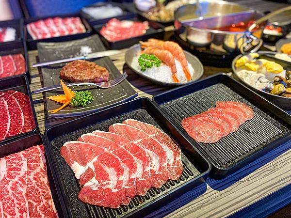 (台北劍南路站)狂野麻神麻辣火鍋吃到飽 大直美麗華美食推薦 肉質品質超讚!麻辣湯頭可以直接喝超順口 必吃果凍鴨血 牛排油雞等熟食