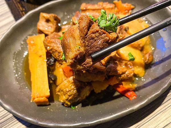 (台北劍南路站)狂野麻神麻辣火鍋吃到飽 大直美麗華美食推薦 肉質品質超讚!麻辣湯頭可以直接喝超順口 必吃果凍鴨血 牛排油雞等熟食