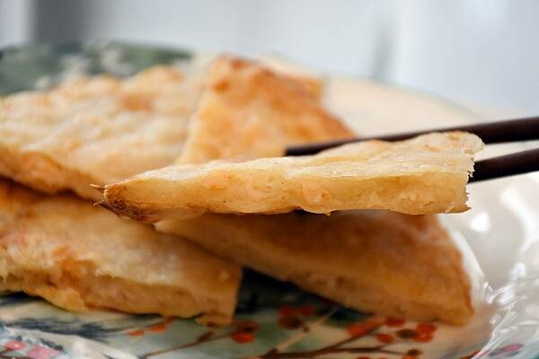 台北市大同區月亮蝦餅界的巨石強森~你吃過嗎?使用台灣蝦製作皮薄酥脆、內餡鮮甜彈牙的月亮蝦餅【良品開飯】給你三種不