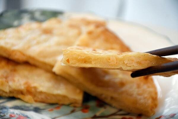 台北市大同區月亮蝦餅界的巨石強森~你吃過嗎?使用台灣蝦製作皮薄酥脆、內餡鮮甜彈牙的月亮蝦餅【良品開飯】給你三種不