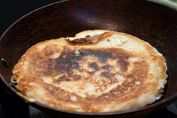 台北市大同區月亮蝦餅界的巨石強森~你吃過嗎?使用台灣蝦製作皮薄酥脆、內餡鮮甜彈牙的月亮蝦餅【良品開飯】給你三種不