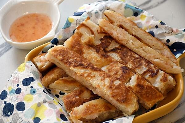 台北市大同區月亮蝦餅界的巨石強森~你吃過嗎?使用台灣蝦製作皮薄酥脆、內餡鮮甜彈牙的月亮蝦餅【良品開飯】給你三種不