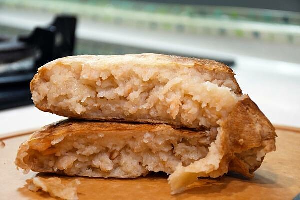 台北市大同區月亮蝦餅界的巨石強森~你吃過嗎?使用台灣蝦製作皮薄酥脆、內餡鮮甜彈牙的月亮蝦餅【良品開飯】給你三種不