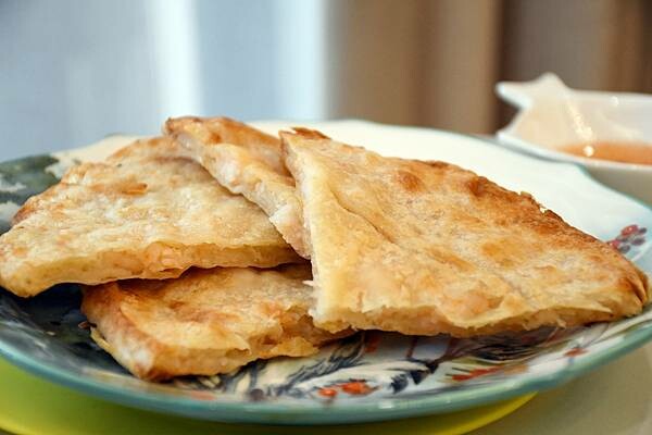 台北市大同區月亮蝦餅界的巨石強森~你吃過嗎?使用台灣蝦製作皮薄酥脆、內餡鮮甜彈牙的月亮蝦餅【良品開飯】給你三種不