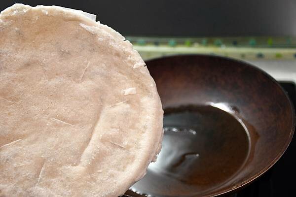 台北市大同區月亮蝦餅界的巨石強森~你吃過嗎?使用台灣蝦製作皮薄酥脆、內餡鮮甜彈牙的月亮蝦餅【良品開飯】給你三種不