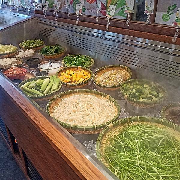 【台北信義】涮乃葉信義遠百店，信義A13，好吃咖哩飯，新鮮蔬菜吃到飽，壽司吃到飽