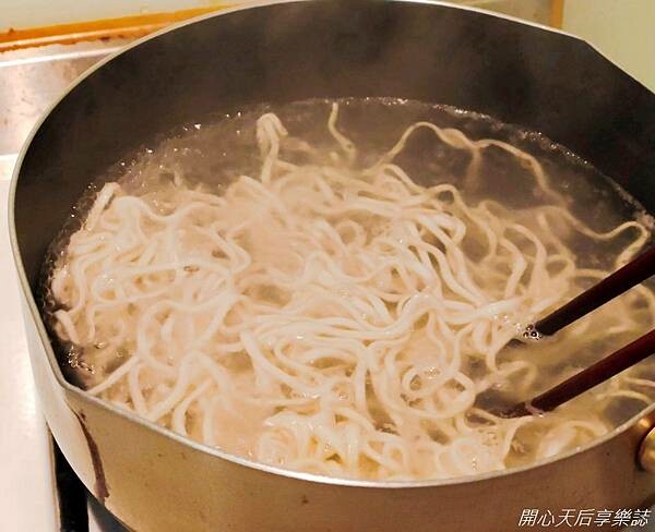 拌麵推薦『川巴子乾拌麺-川味辣麺.蒽油拌麵』麻辣火鍋名店研發,華師傅嚴選監製,購物台秒殺乾拌麵,料理方便,