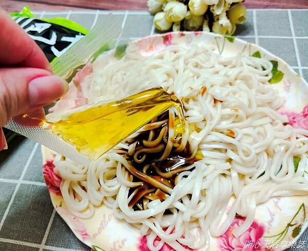 拌麵推薦『川巴子乾拌麺-川味辣麺.蒽油拌麵』麻辣火鍋名店研發,華師傅嚴選監製,購物台秒殺乾拌麵,料理方便,