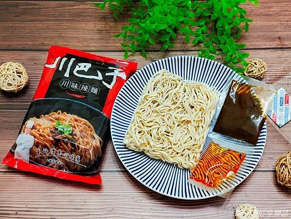 拌麵推薦『川巴子乾拌麺-川味辣麺.蒽油拌麵』麻辣火鍋名店研發,華師傅嚴選監製,購物台秒殺乾拌麵,料理方便,