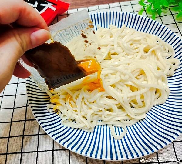 拌麵推薦『川巴子乾拌麺-川味辣麺.蒽油拌麵』麻辣火鍋名店研發,華師傅嚴選監製,購物台秒殺乾拌麵,料理方便,