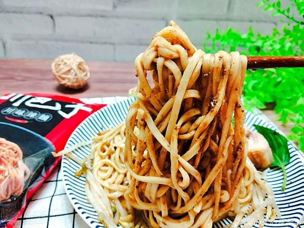 拌麵推薦『川巴子乾拌麺-川味辣麺.蒽油拌麵』麻辣火鍋名店研發,華師傅嚴選監製,購物台秒殺乾拌麵,料理方便,