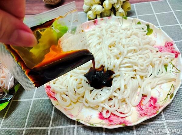 拌麵推薦『川巴子乾拌麺-川味辣麺.蒽油拌麵』麻辣火鍋名店研發,華師傅嚴選監製,購物台秒殺乾拌麵,料理方便,