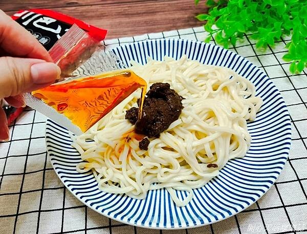 拌麵推薦『川巴子乾拌麺-川味辣麺.蒽油拌麵』麻辣火鍋名店研發,華師傅嚴選監製,購物台秒殺乾拌麵,料理方便,