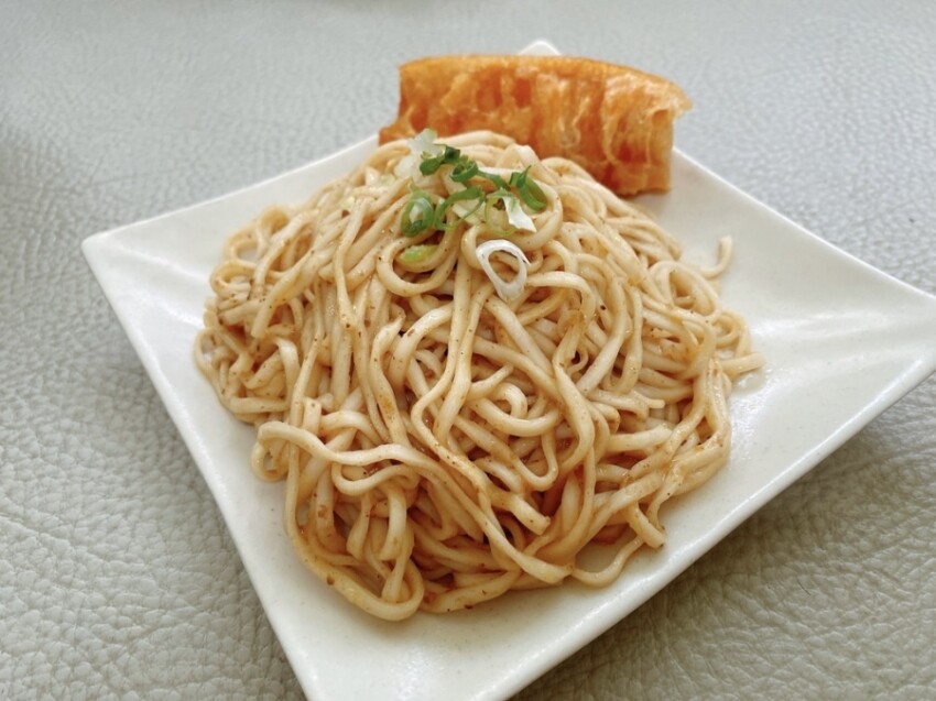 肚子餓免出門的宅配美食開箱~「華師傅」川巴子乾拌麵 蔥油拌麵 v.s 川味辣麵