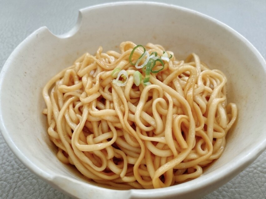 肚子餓免出門的宅配美食開箱~「華師傅」川巴子乾拌麵 蔥油拌麵 v.s 川味辣麵