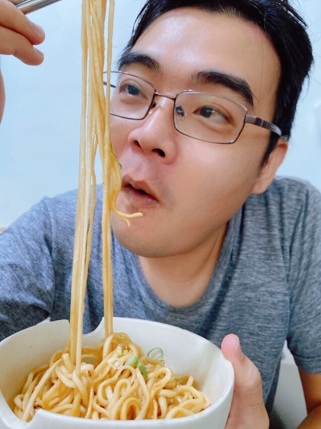 肚子餓免出門的宅配美食開箱~「華師傅」川巴子乾拌麵 蔥油拌麵 v.s 川味辣麵