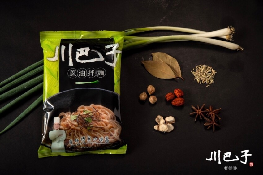 肚子餓免出門的宅配美食開箱~「華師傅」川巴子乾拌麵 蔥油拌麵 v.s 川味辣麵