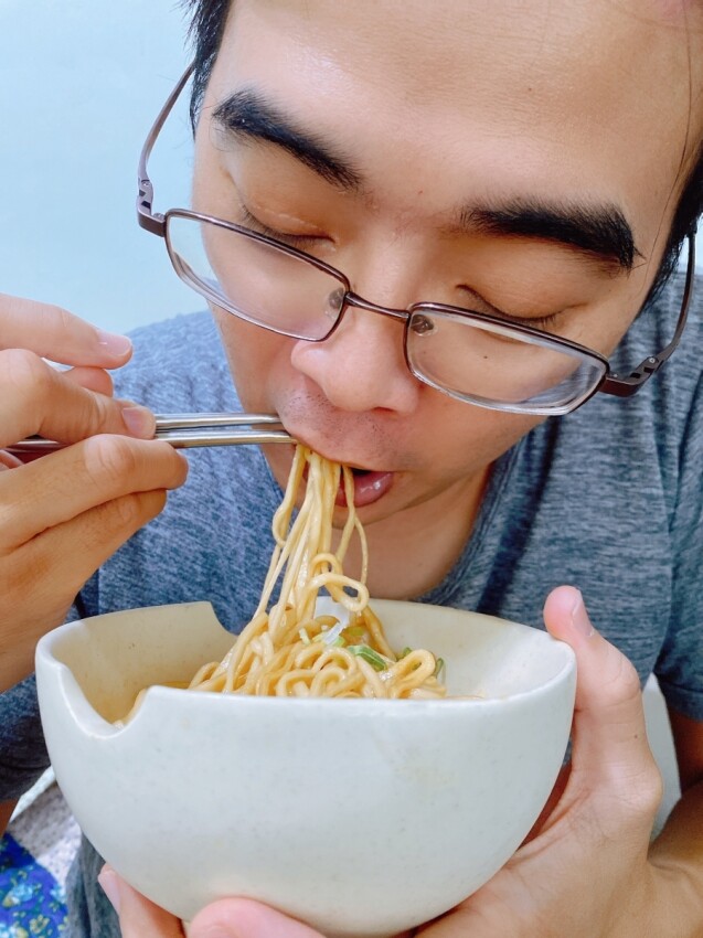 肚子餓免出門的宅配美食開箱~「華師傅」川巴子乾拌麵 蔥油拌麵 v.s 川味辣麵