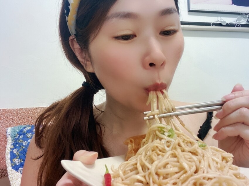 肚子餓免出門的宅配美食開箱~「華師傅」川巴子乾拌麵 蔥油拌麵 v.s 川味辣麵