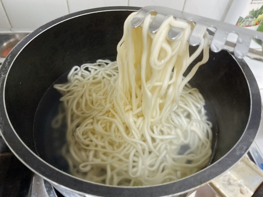 肚子餓免出門的宅配美食開箱~「華師傅」川巴子乾拌麵 蔥油拌麵 v.s 川味辣麵