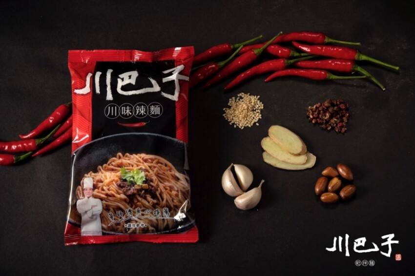 肚子餓免出門的宅配美食開箱~「華師傅」川巴子乾拌麵 蔥油拌麵 v.s 川味辣麵
