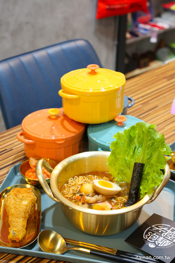 台南第一家泡麵餐廳「失控泡麵」泡麵吃完就可以把碗帶回家、彩虹麵、草莓杯杯奶茶超有趣! @台南好Food遊