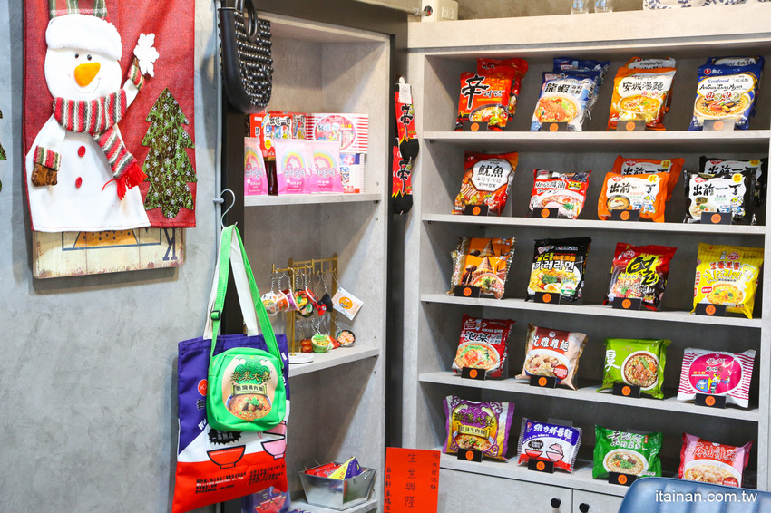 台南第一家泡麵餐廳「失控泡麵」泡麵吃完就可以把碗帶回家、彩虹麵、草莓杯杯奶茶超有趣! @台南好Food遊