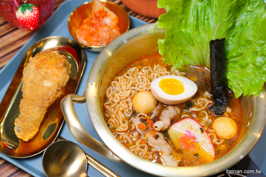 台南第一家泡麵餐廳「失控泡麵」泡麵吃完就可以把碗帶回家、彩虹麵、草莓杯杯奶茶超有趣! @台南好Food遊